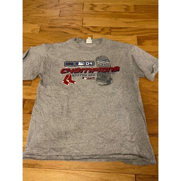 Lee Sports Men's Vintage 2004 World Series Champions Boston Red Sox T-Shirt - Picture 1 of 8
